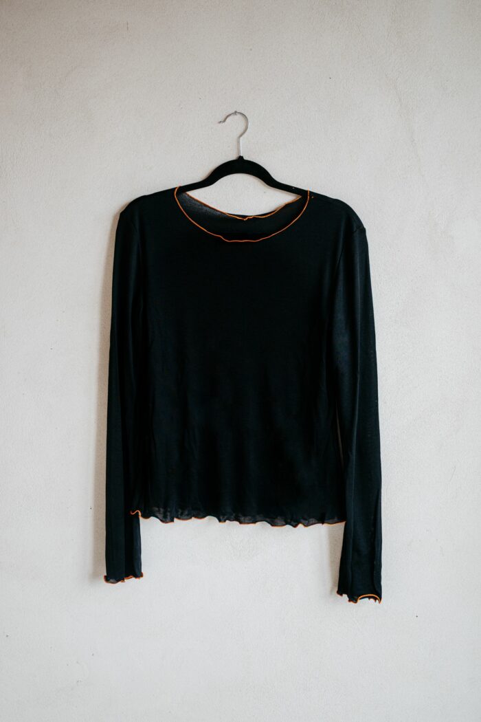 isarti Langarm Shirt aus Tencel Material in der Farbe Nero schwarz. Nachhaltiges und hautfreundliches Material